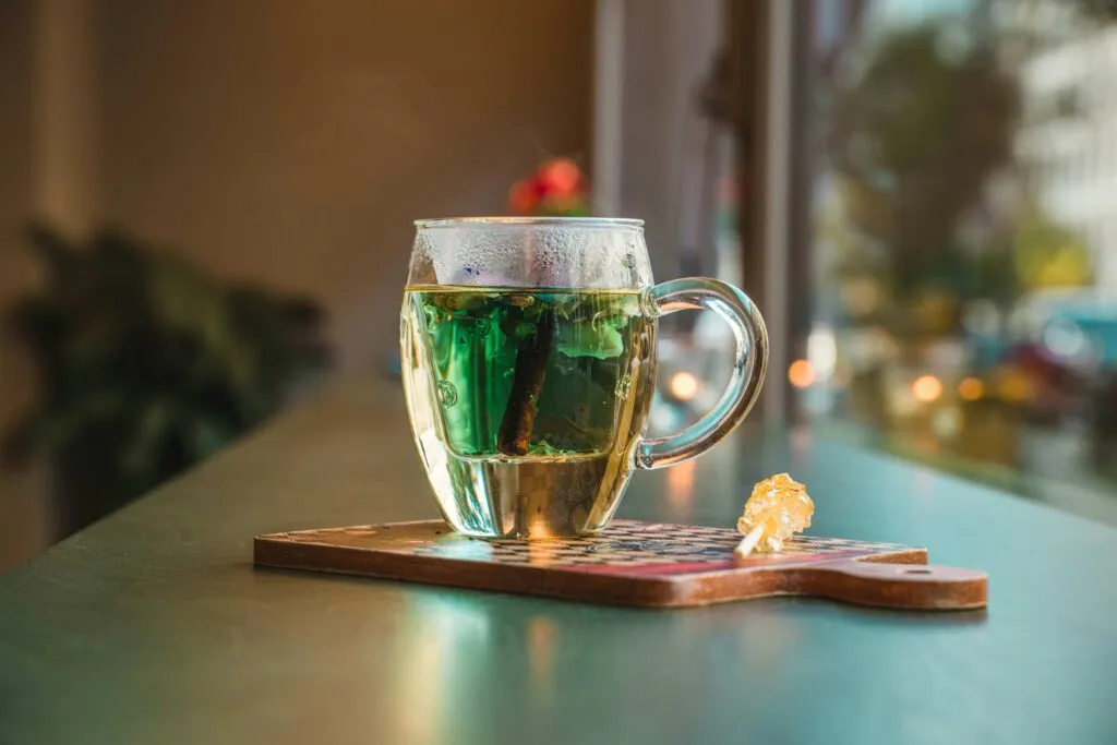 Té verde y metabolismo con catequinas y cafeína dentro de una alimentación saludable