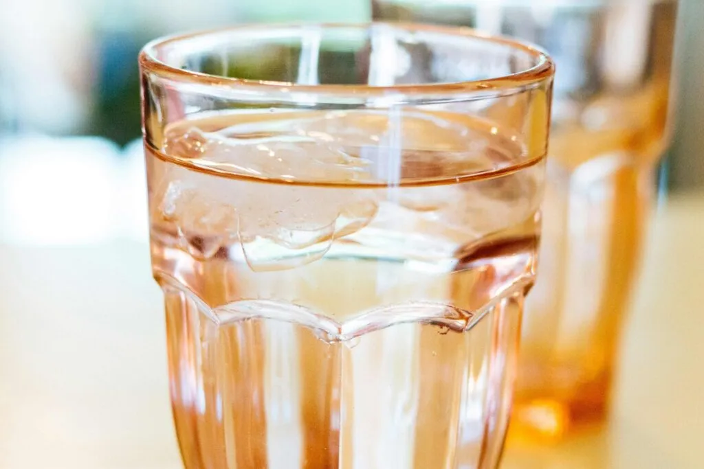 Beber agua antes de comer puede favorecer la saciedad como parte de una hidratación diaria adecuada.