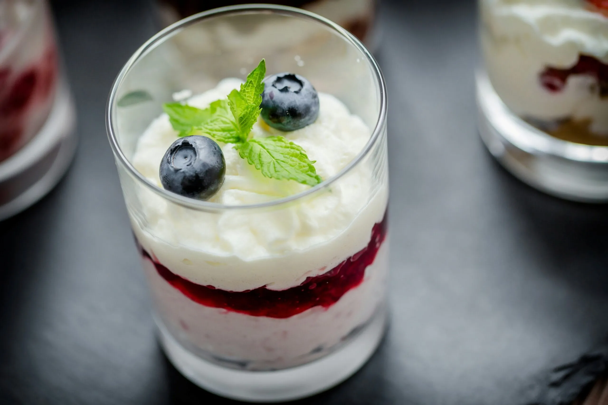Yogur natural con fruta y avena como fuente de cultivos vivos, proteínas y calcio