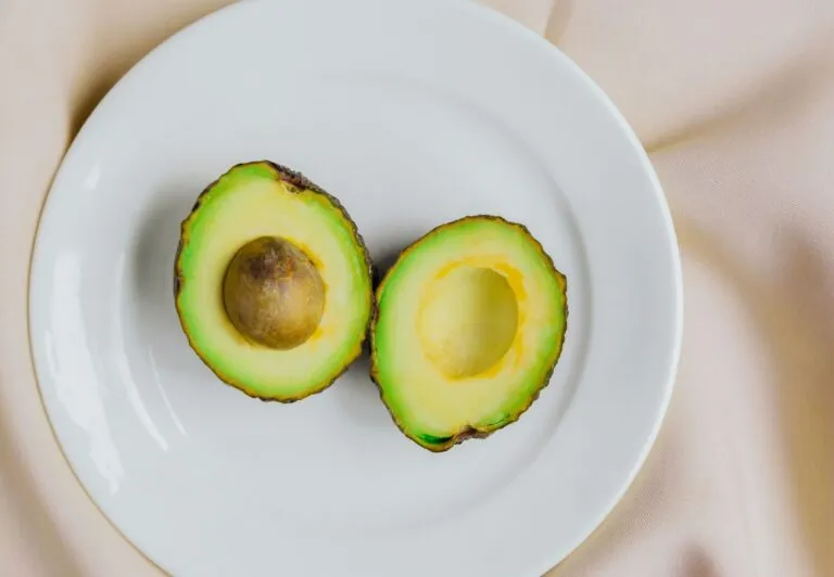 Aguacate y colesterol con grasas saludables y fibra dentro de una alimentación equilibrada