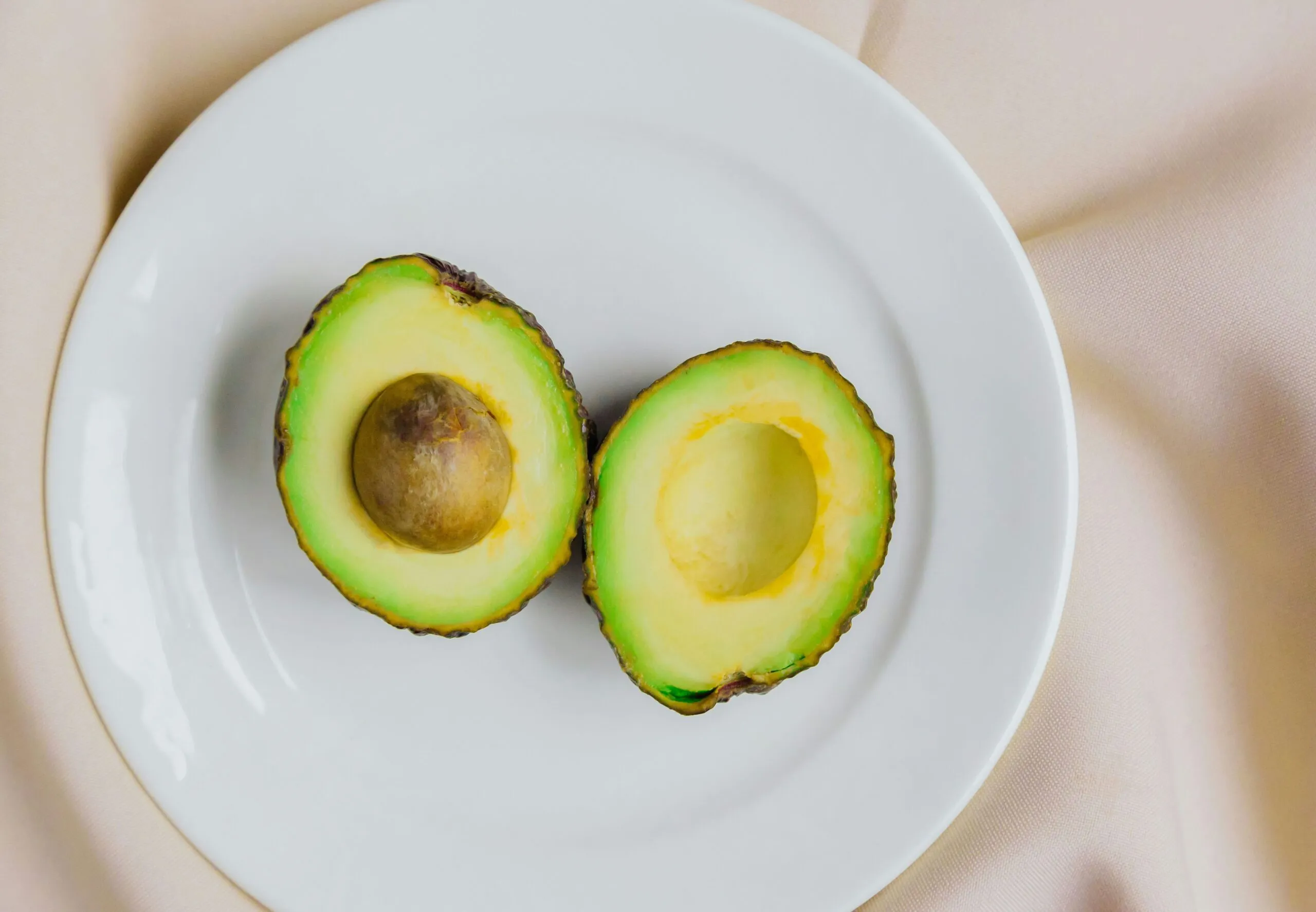 Aguacate y colesterol con grasas saludables y fibra dentro de una alimentación equilibrada