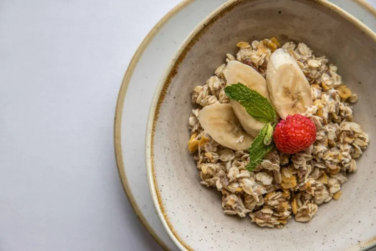 Avena con fruta y frutos secos para un desayuno con fibra soluble que puede ayudar a controlar el colesterol LDL
