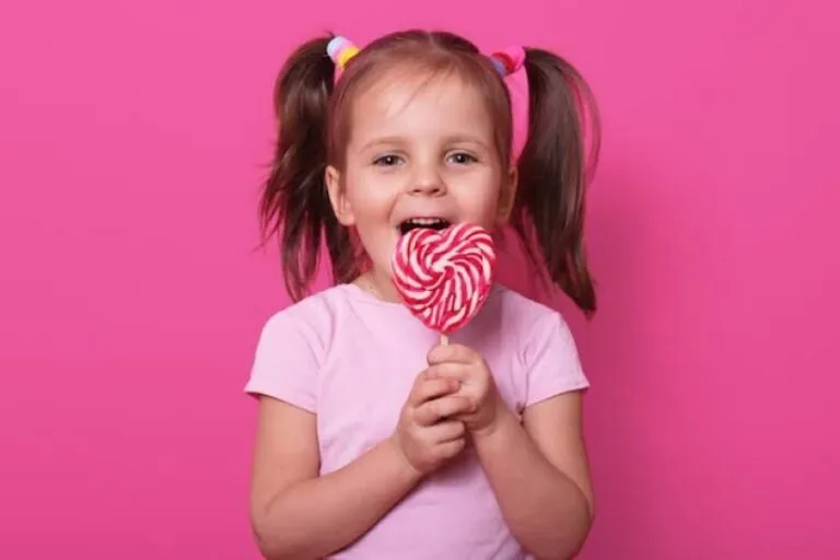 Azúcar en la primera infancia representado junto a alimentos infantiles saludables y elementos relacionados con la salud cerebral.
