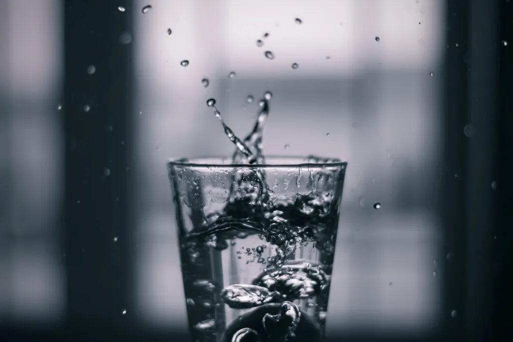 Beber agua para mantener una hidratación adecuada según actividad, dieta, clima y edad