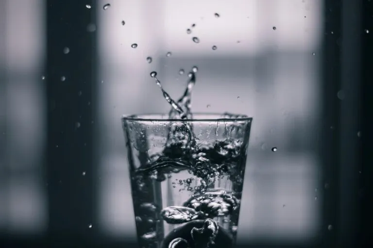 Beber agua para mantener una hidratación adecuada según actividad, dieta, clima y edad