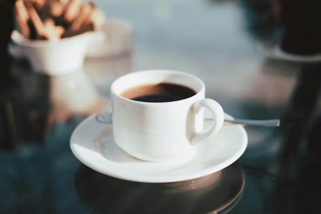 Taza de café asociada al estudio sobre café y envejecimiento saludable