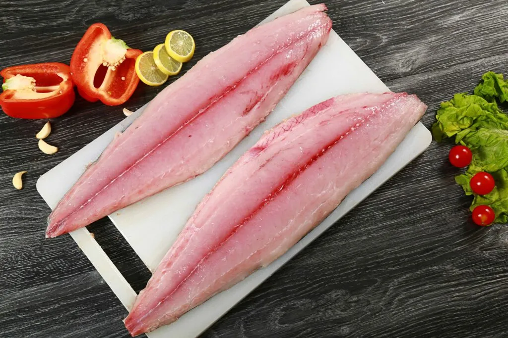 Pescado acompañado de verduras y cereales integrales dentro de una alimentación orientada a reducir la grasa del hígado.