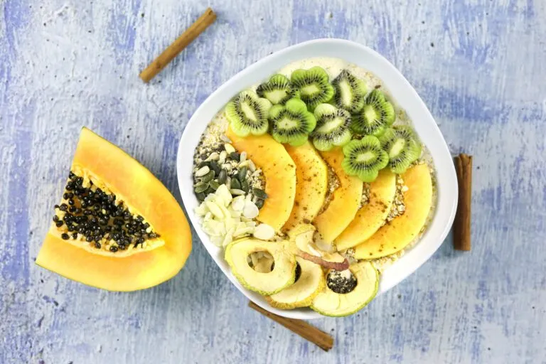 Desayuno saludable con fruta y alimentos frescos para recuperar una alimentación equilibrada