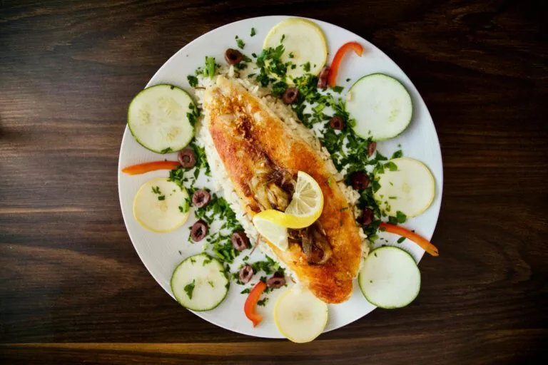 Dieta mediterránea con verduras, pescado, aceite de oliva y alimentos ricos en fibra para controlar los triglicéridos