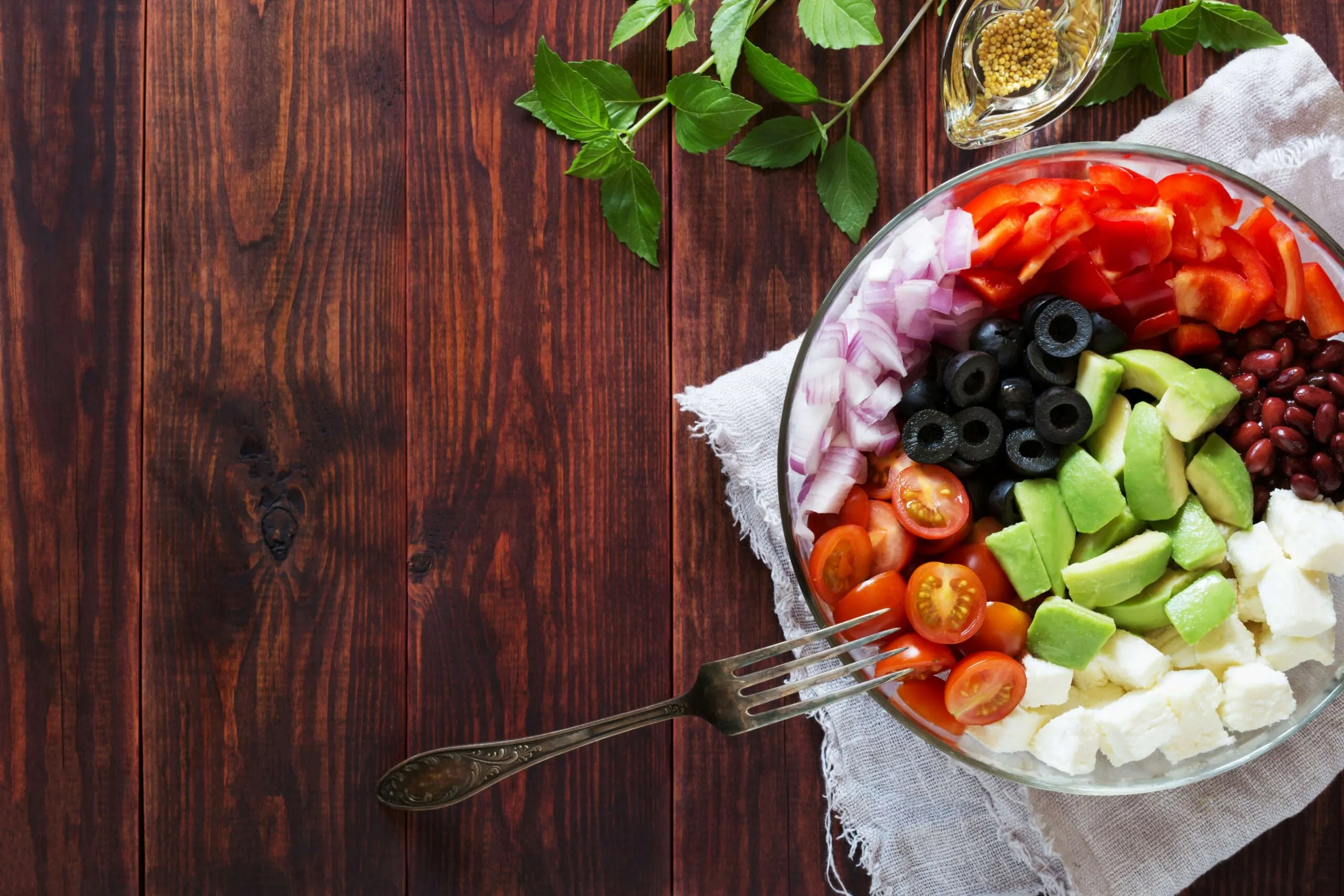 Legumbres, pistachos, tofu y cítricos aportan hierro vegetal dentro de una dieta variada y bien planificada.