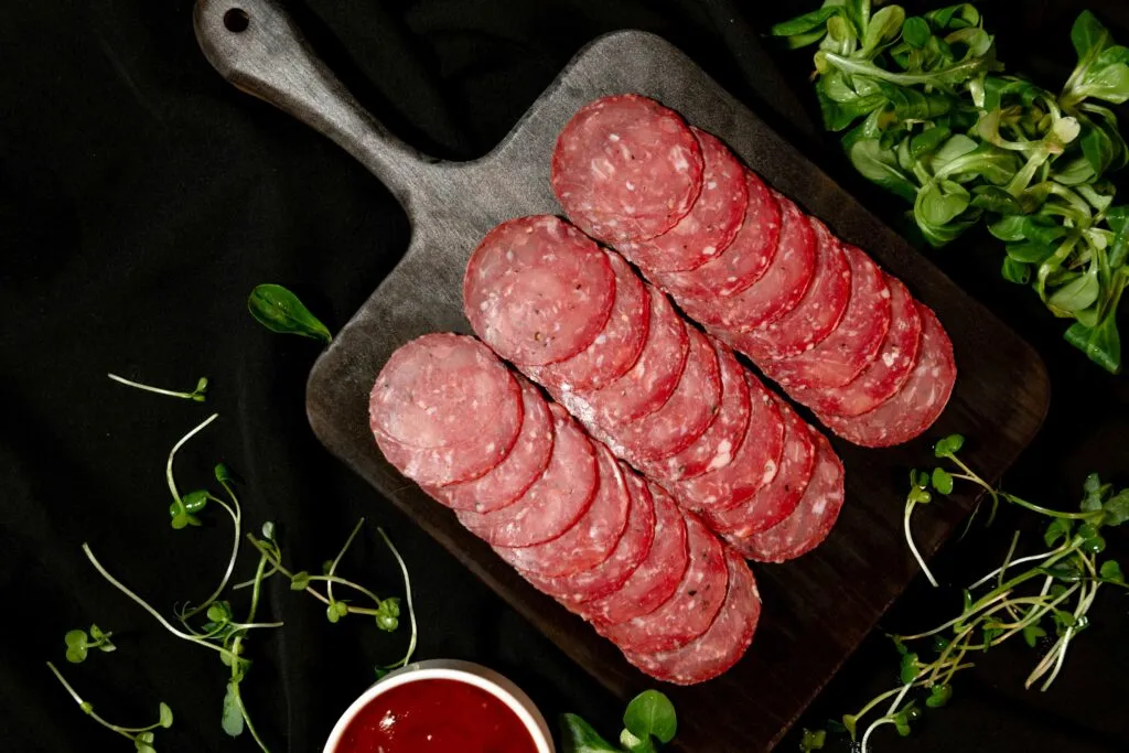 Selección de panes, yogures, embutidos y salsas junto a sus etiquetas nutricionales para mostrar dónde puede aparecer el azúcar añadido.