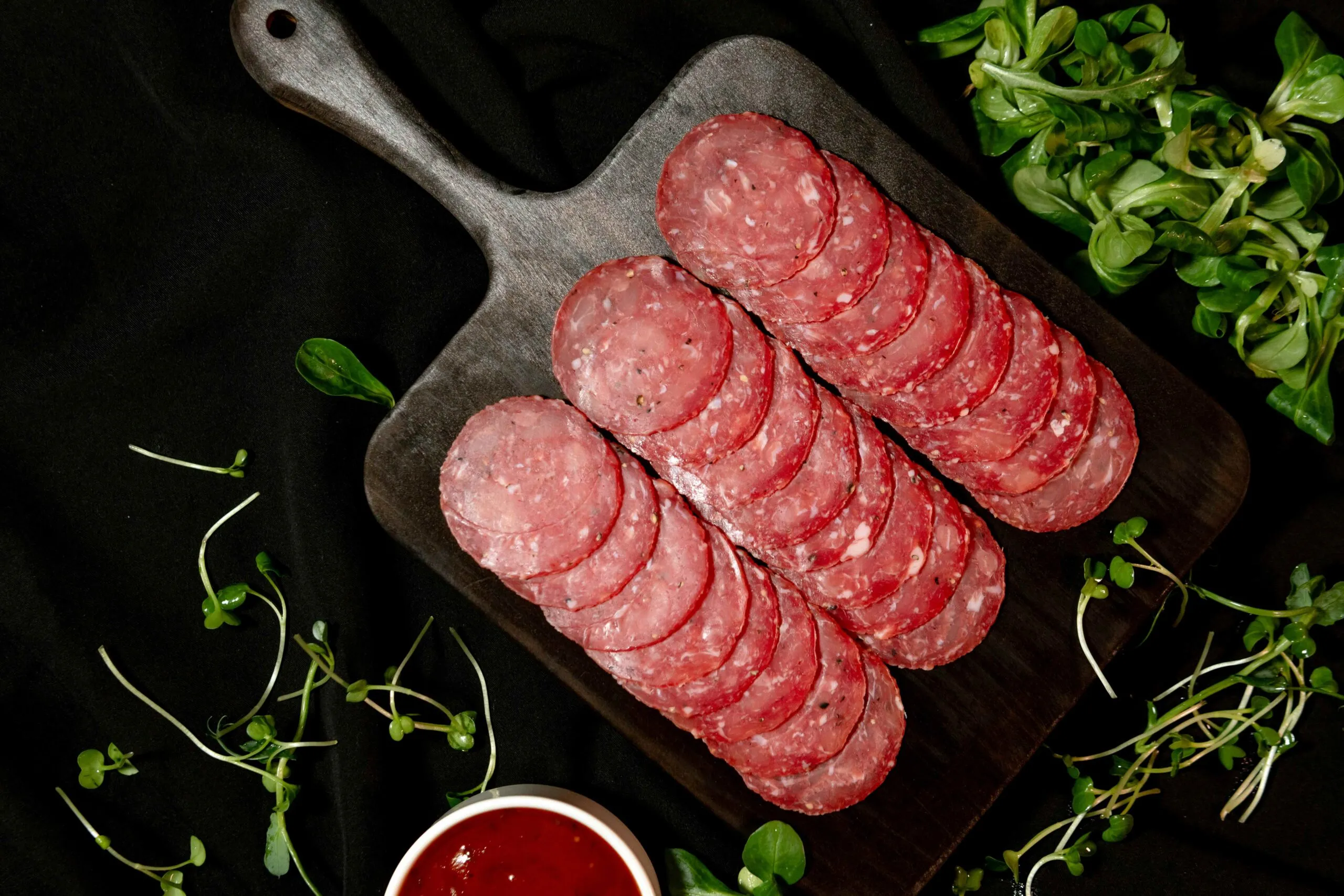 Selección de panes, yogures, embutidos y salsas junto a sus etiquetas nutricionales para mostrar dónde puede aparecer el azúcar añadido.