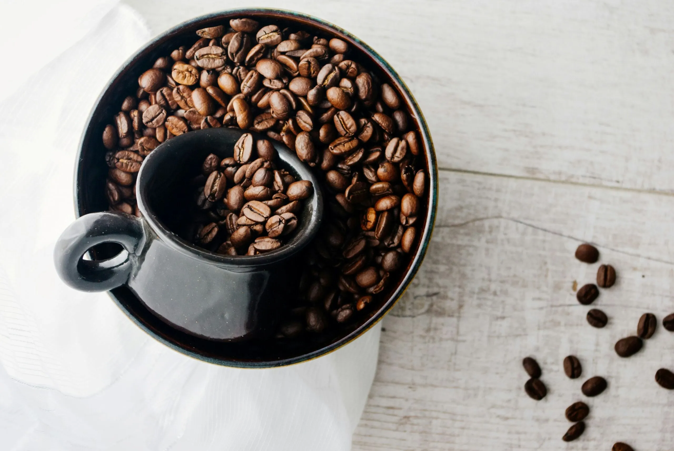 Taza de café separada de lentejas, espinacas y cítricos para cuidar la absorción del hierro vegetal.