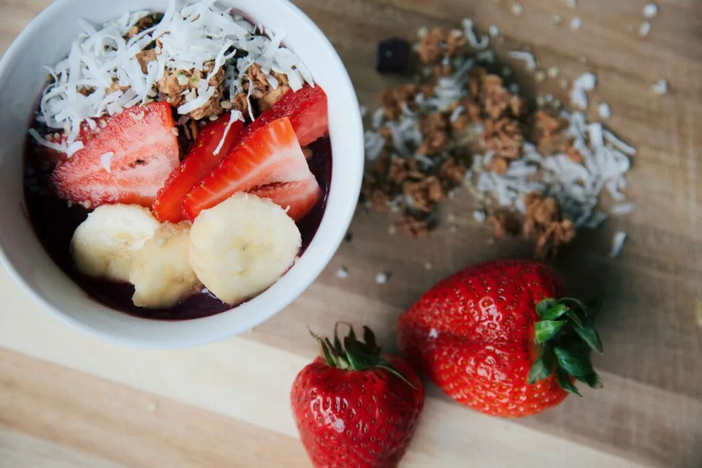 Desayuno para fortalecer los huesos con alimentos que aportan calcio, vitamina D y proteínas