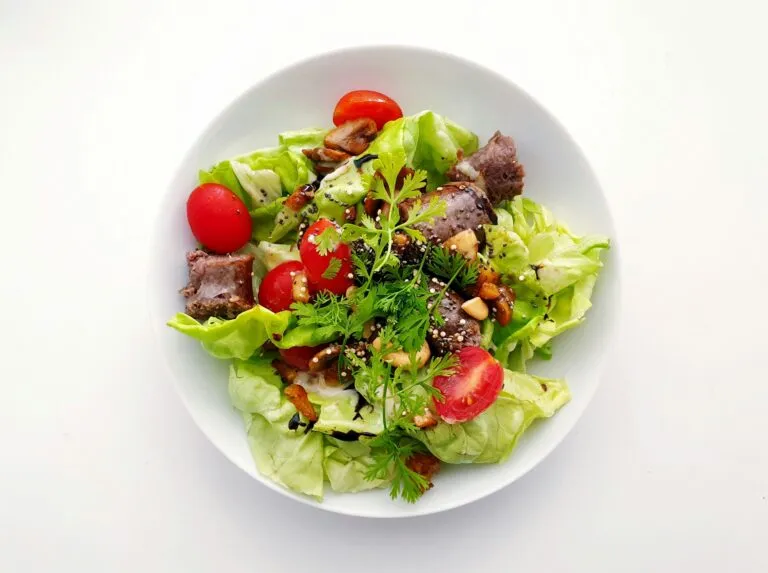 Ensalada en el desayuno con verduras, fibra, proteína, cereales integrales y grasas saludables.