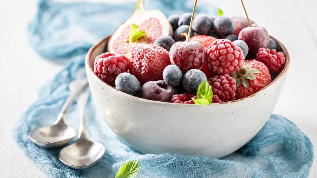 Fruta congelada que conserva fibra, vitaminas y minerales como opción nutritiva y práctica frente a la fruta fresca.