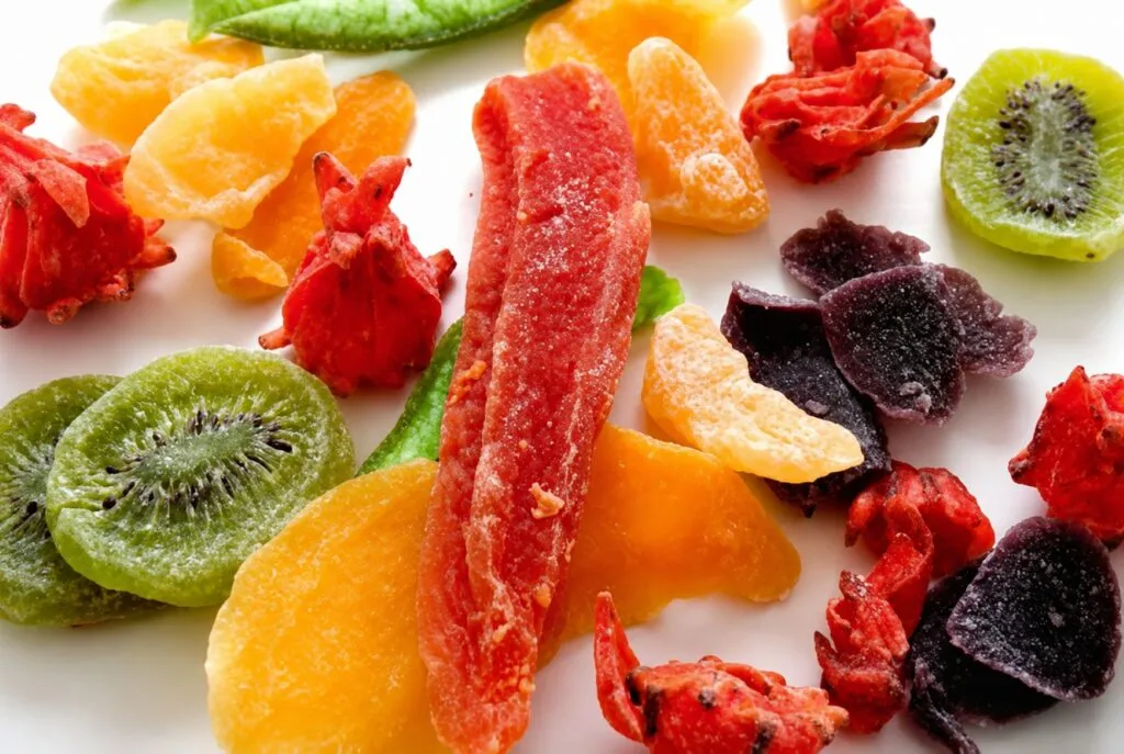 Fruta deshidratada que concentra más azúcar por porción al perder agua durante su procesamiento.