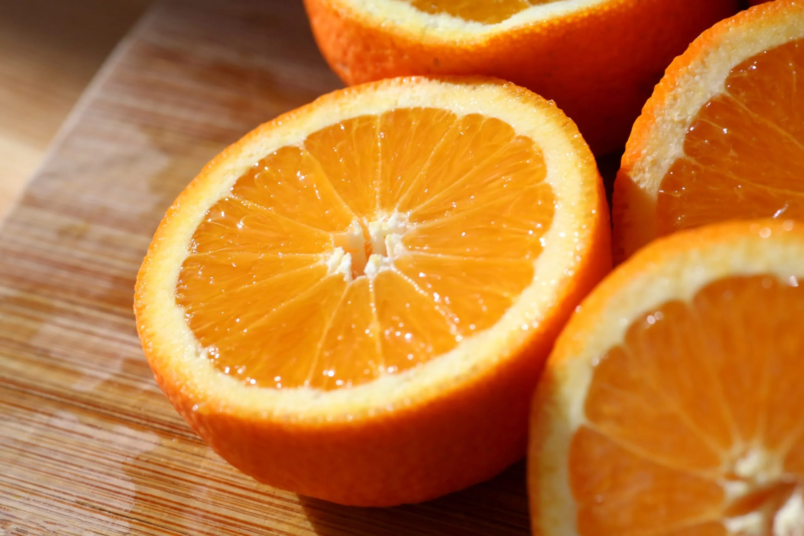 Jugo de naranja en una porción moderada de 150 mililitros que puede aportar una cuarta parte de la vitamina C diaria.