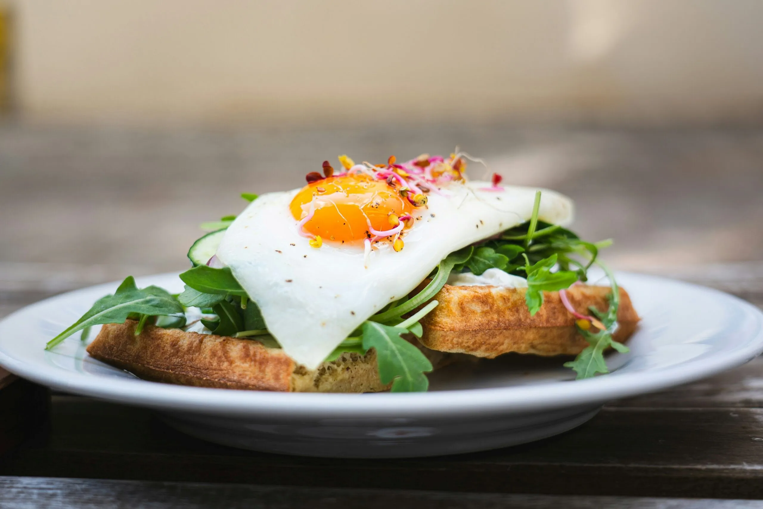 Huevos acompañados de alimentos saludables dentro de una dieta equilibrada y variada