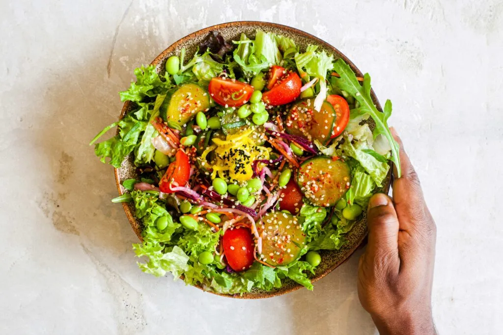 Legumbres, avena, frutas, verduras y semillas como fuentes naturales de fibra alimentaria para favorecer la digestión y la saciedad.