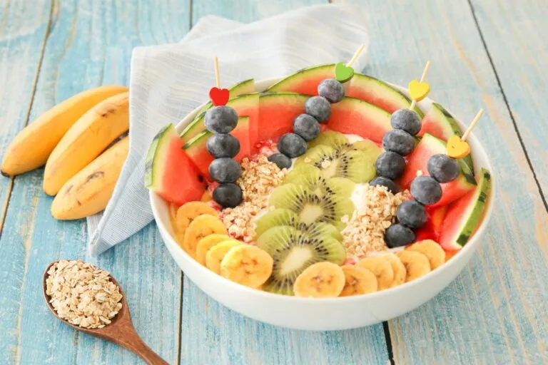 Selección de frutas enteras con fibra, agua y nutrientes para complementar una alimentación equilibrada mediante porciones saludables.