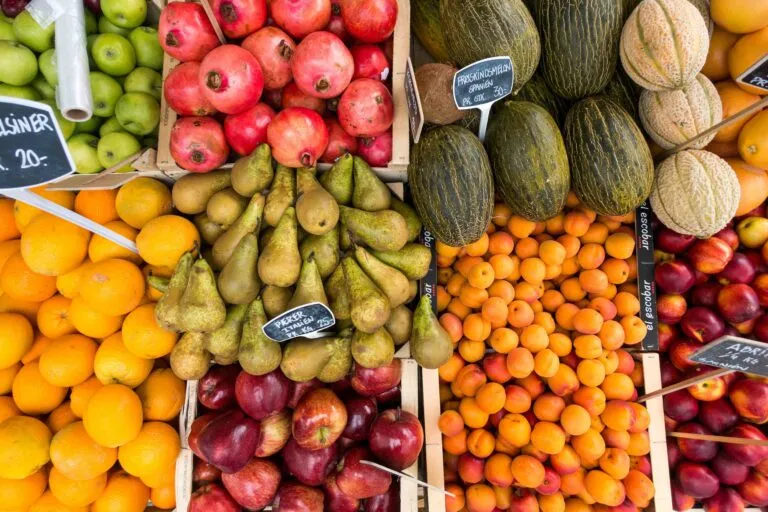 Alimentos de proximidad ofrecidos en un mercado español con frutas, verduras y productos regionales frescos.