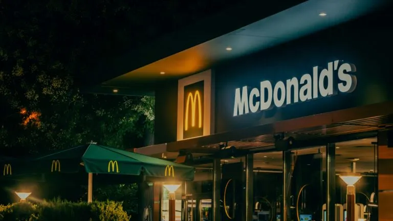 Un dron transporta un pedido de McDonald’s sobre una zona moderna de Shanghái, donde funciona una ruta aérea de reparto.