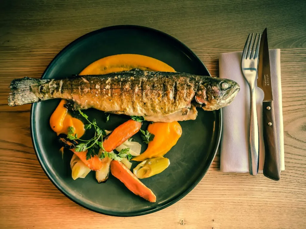 Pescados con hierro como sardina, caballa y jurel acompañados de verduras con vitamina C dentro de una alimentación variada.