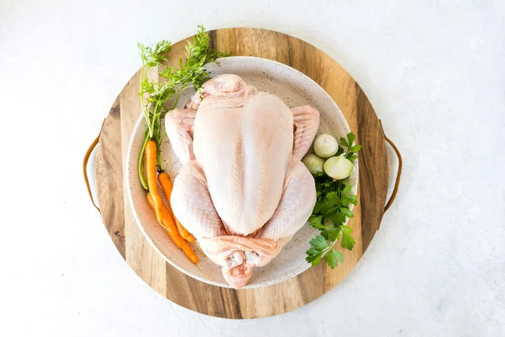 Pollo amarillo y pollo blanco listos para comparar su color, aportes nutricionales y condiciones de conservación segura.