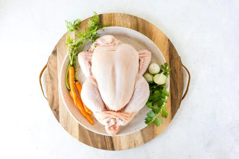 Pollo amarillo y pollo blanco listos para comparar su color, aportes nutricionales y condiciones de conservación segura.