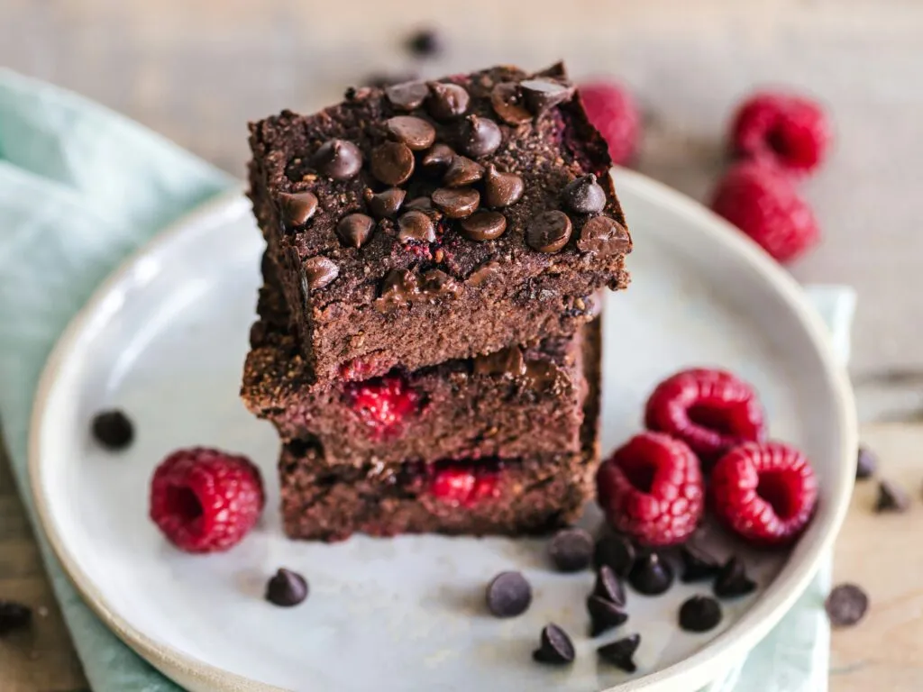 Postre saludable con fruta, chocolate oscuro y frutos secos elegido por expertos en nutrición