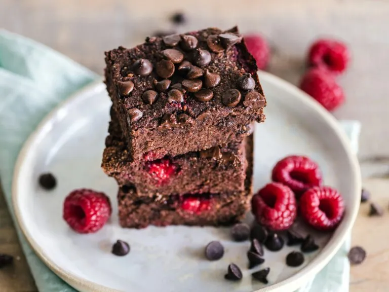 Postre saludable con fruta, chocolate oscuro y frutos secos elegido por expertos en nutrición