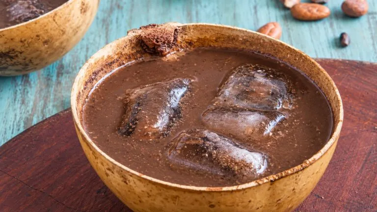Pozol tabasqueño con cacao y blanco servido en jícaras tradicionales junto a maíz nixtamalizado y cacao mexicano.