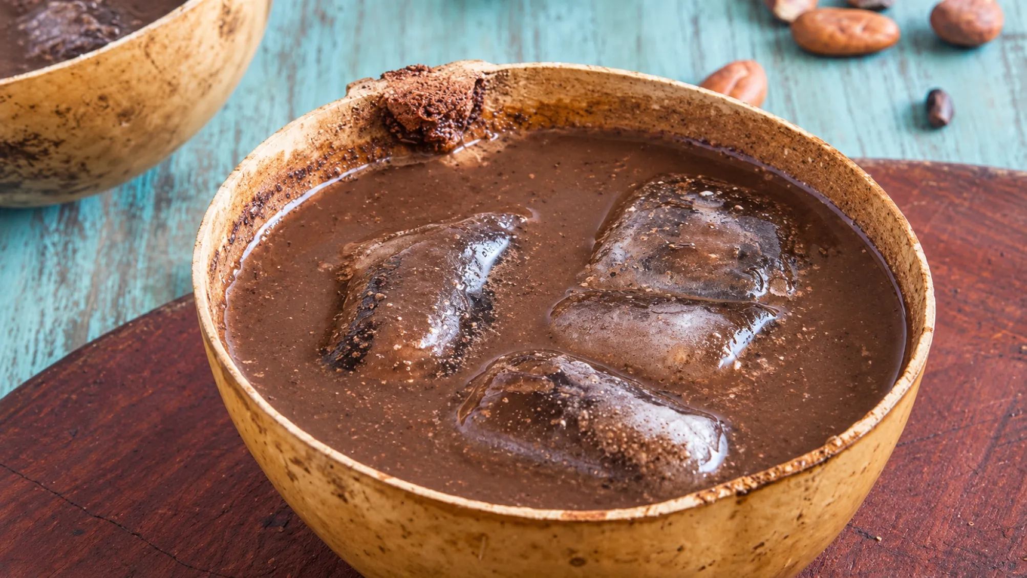 Pozol tabasqueño con cacao y blanco servido en jícaras tradicionales junto a maíz nixtamalizado y cacao mexicano.