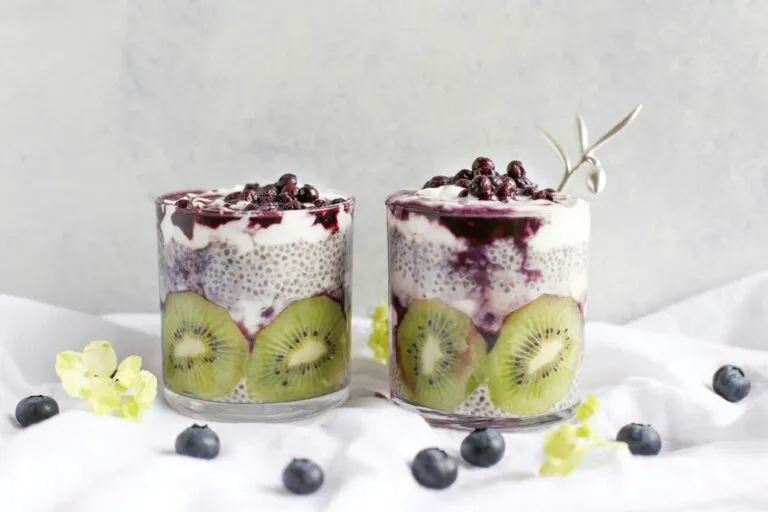 Semillas de chía hidratadas con yogur y fruta como fuente de fibra, proteína y omega 3 vegetal.