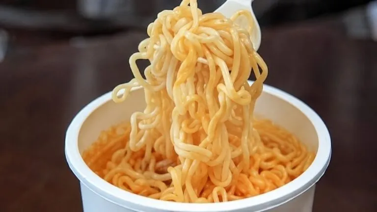 Sopas instantáneas en envases plásticos analizadas por Profeco por su contenido de sodio y características de preparación.