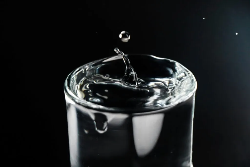 Cantidad de agua diaria que depende de la alimentación, actividad física y clima de cada persona.