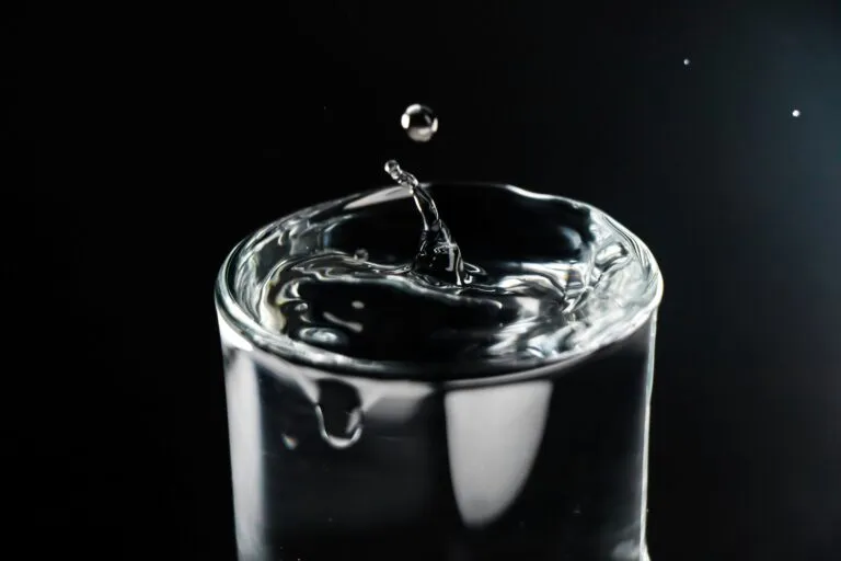 Cantidad de agua diaria que depende de la alimentación, actividad física y clima de cada persona.