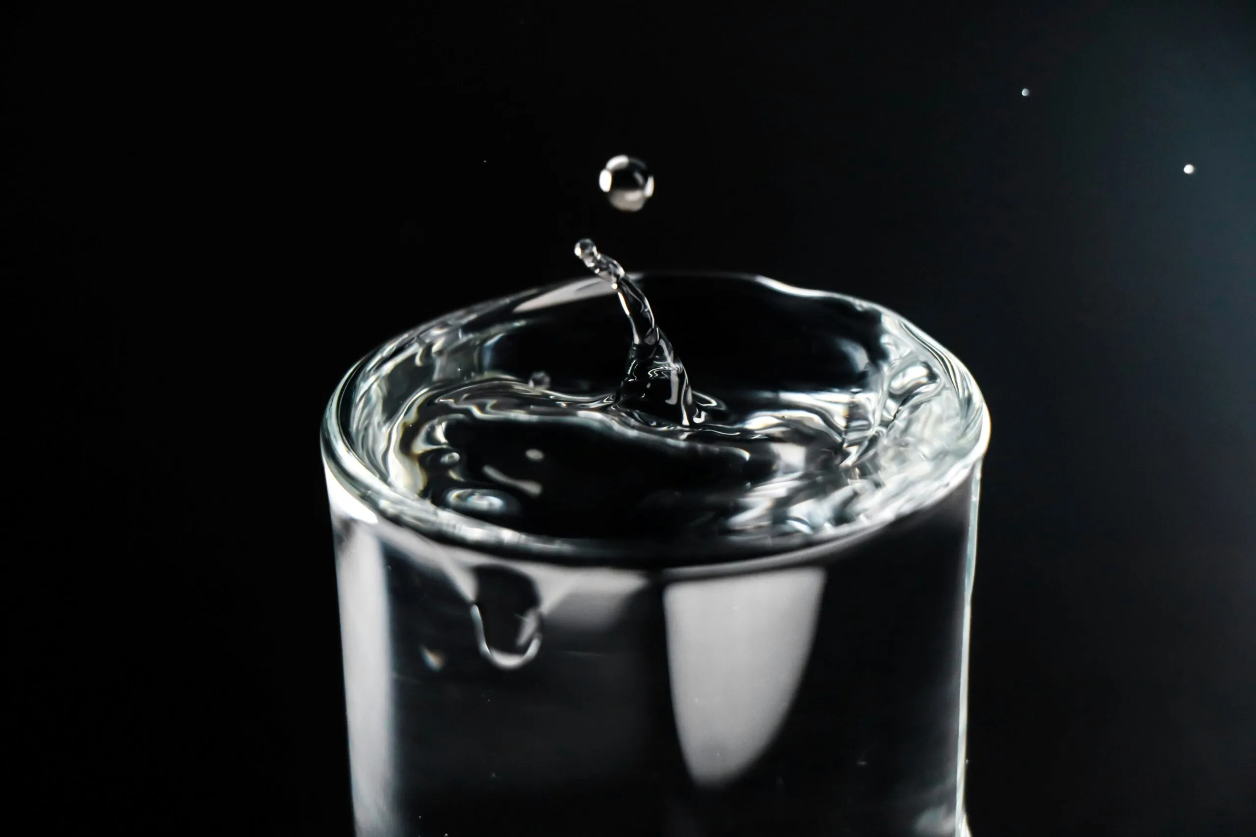 Cantidad de agua diaria que depende de la alimentación, actividad física y clima de cada persona.