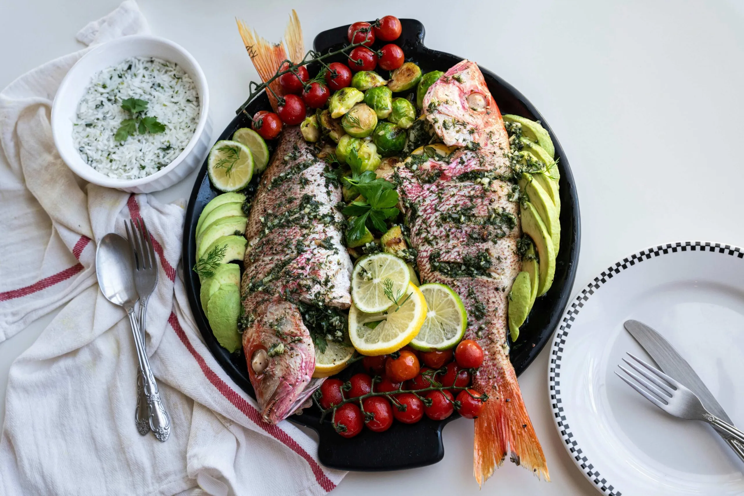 Dieta keto o mediterránea con alimentos frescos para cuidar peso, hígado, glucosa y salud metabólica