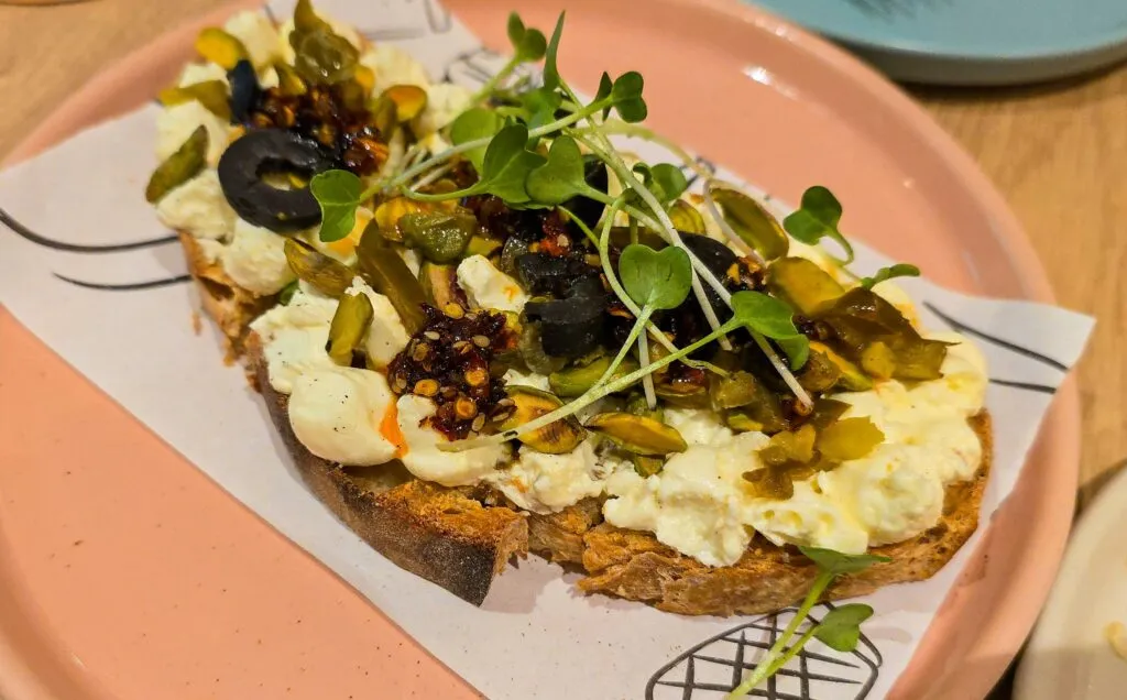 Desayuno saludable con pan integral, queso fresco, higos y nueces