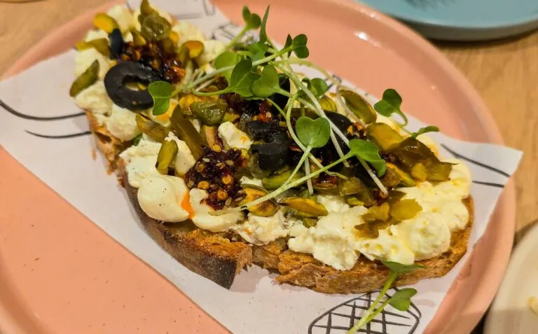 Desayuno saludable con pan integral, queso fresco, higos y nueces