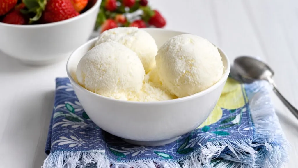 Yogur helado con frutas frescas, un postre que puede contener azúcar añadida y diferentes cantidades de cultivos vivos.