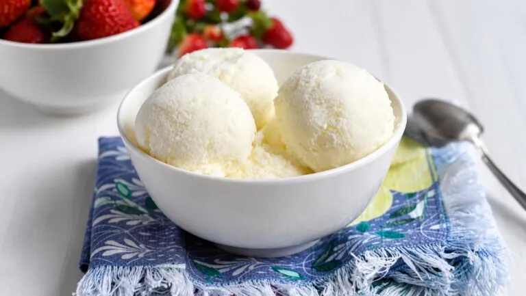 Yogur helado con frutas frescas, un postre que puede contener azúcar añadida y diferentes cantidades de cultivos vivos.