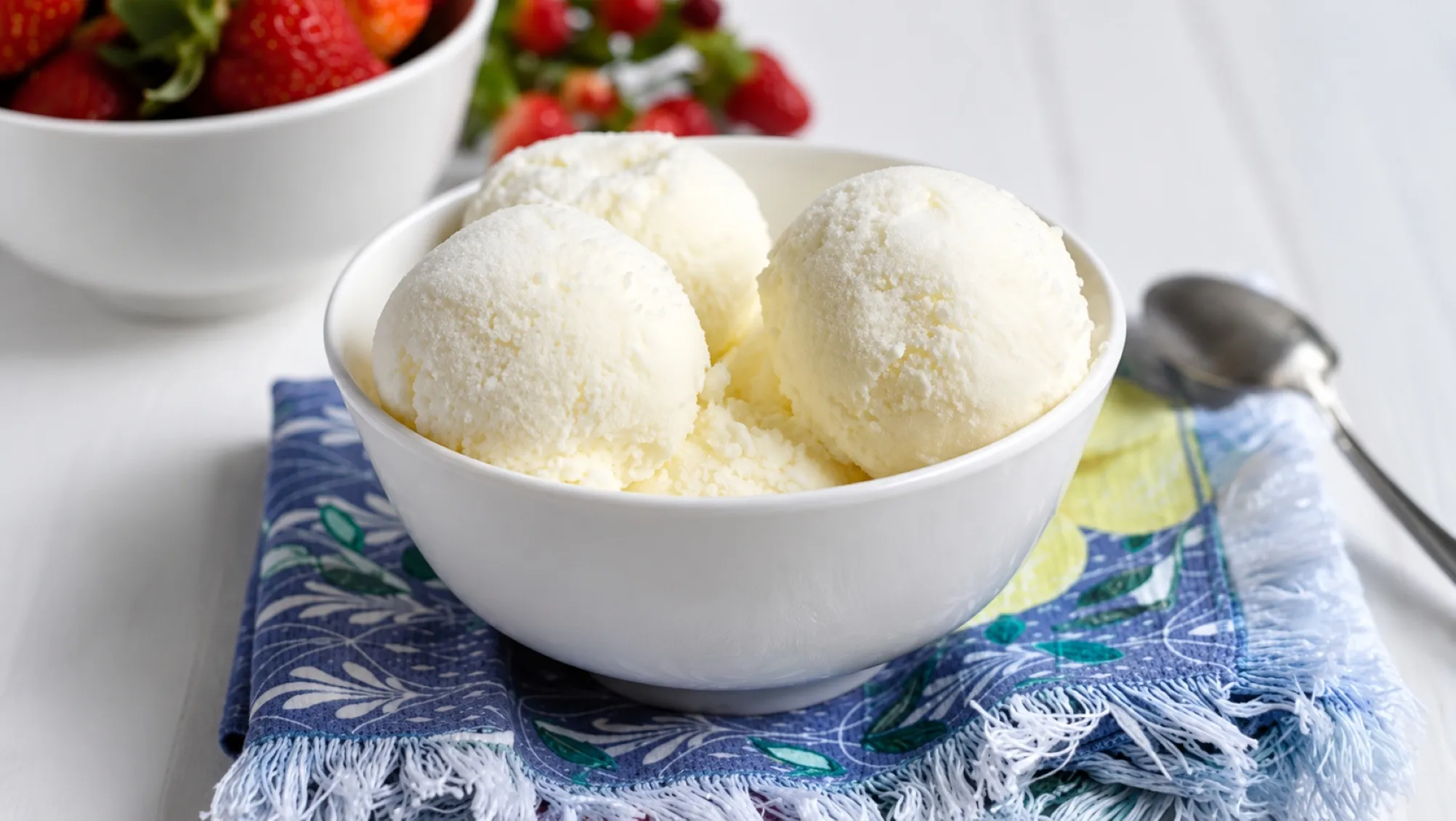 Yogur helado con frutas frescas, un postre que puede contener azúcar añadida y diferentes cantidades de cultivos vivos.