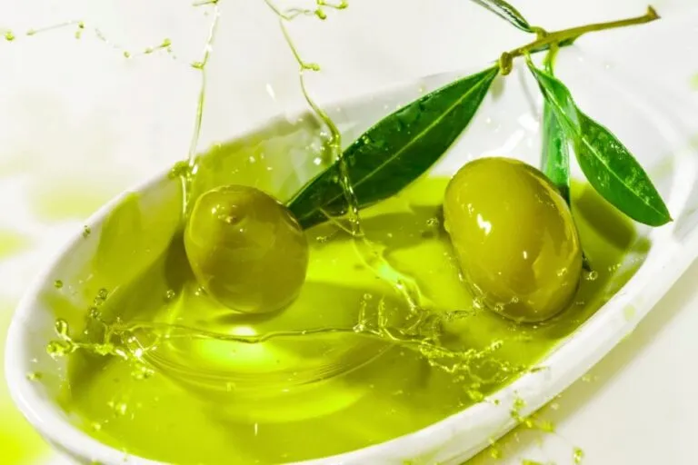 Aceite de oliva y mantequilla para comparar sus grasas dentro de una alimentación saludable