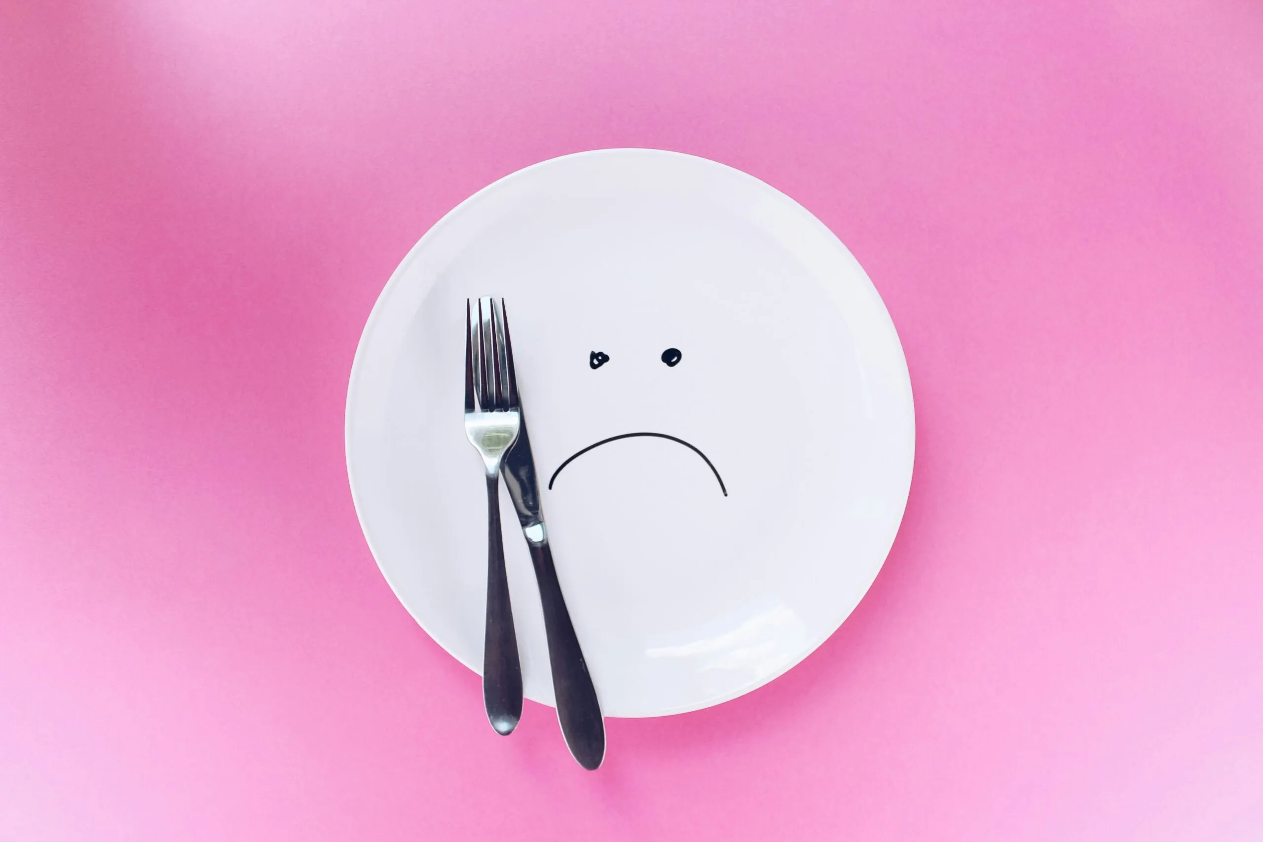 Mujer preparando una alimentación suficiente para perder grasa sin perder músculo y complementar su ejercicio de fuerza.