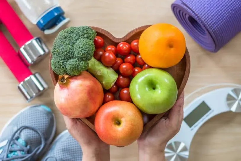 Alimentación y ejercicio con ensalada, carbohidratos y proteínas en un plato equilibrado