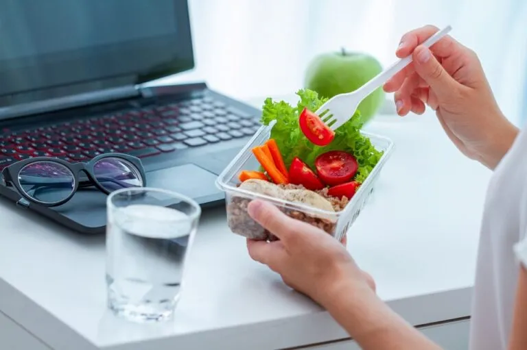 Alimentación saludable en el trabajo con verduras, frutas y alimentos preparados para llevar