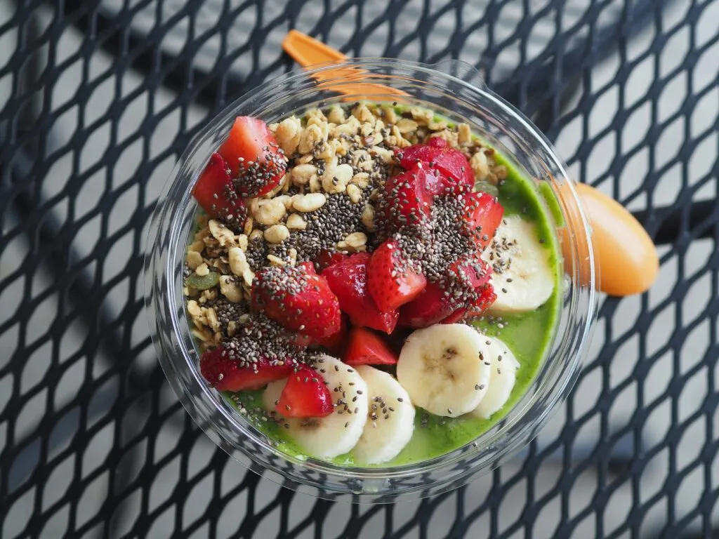 Alimentación saludable con frutas, verduras y cereales integrales como parte de hábitos relacionados con el cáncer de mama